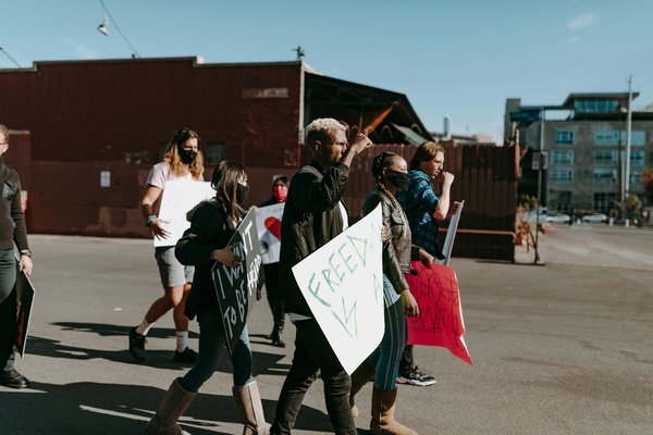 Coupe surfeur : à qui va cette coiffure décontractée ?